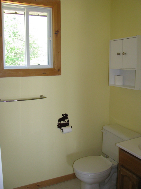 Buck Lake Cottage Rental #3-9 ~ 4pc bathroom upstairs