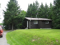 Buck Lake Cottage Rental #6-2 Exterior Driveway side